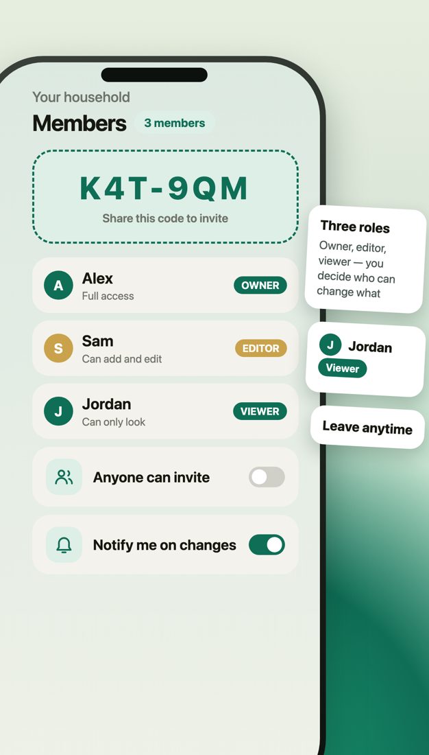 Spendy household screen with a shareable invite code and three members listed as Owner, Editor and Viewer